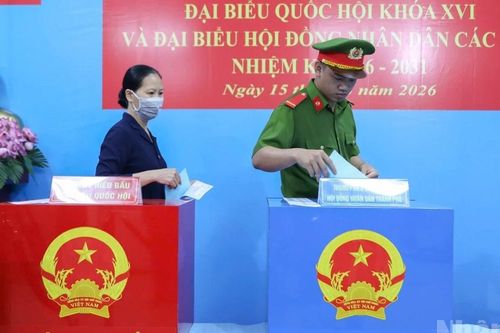 Chủ tịch Ủy ban nhân dân Thành phố Hồ Chí Minh Nguyễn Văn Được và nguyên Thủ tướng Nguyễn Tấn Dũng bầu cử tại phường Xuân Hòa
