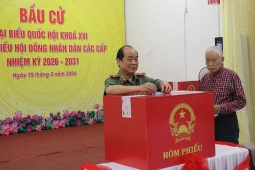Thiếu tướng Nguyễn Hữu Hợp dự khai mạc, bỏ phiếu bầu cử tại phường Hải Châu