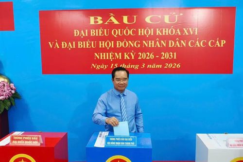 Nguyên Thủ tướng Nguyễn Tấn Dũng và Chủ tịch UBND TPHCM Nguyễn Văn Được bỏ phiếu bầu cử tại phường Xuân Hòa