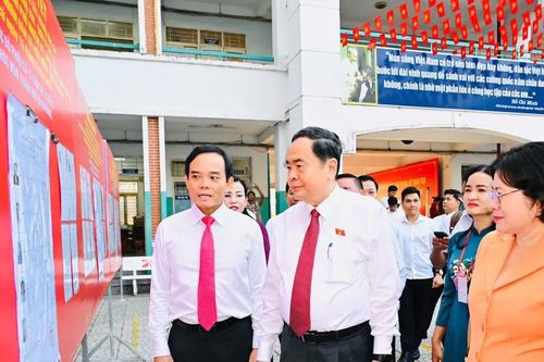 Chủ tịch Quốc hội Trần Thanh Mẫn, Bí thư Thành ủy TPHCM Trần Lưu Quang bỏ phiếu bầu cử tại xã Hóc Môn