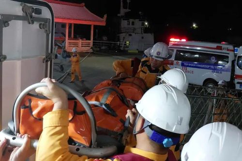 Đưa bệnh nhân nguy kịch từ đảo Cù Lao Chàm về đất liền cấp cứu ngay trong đêm