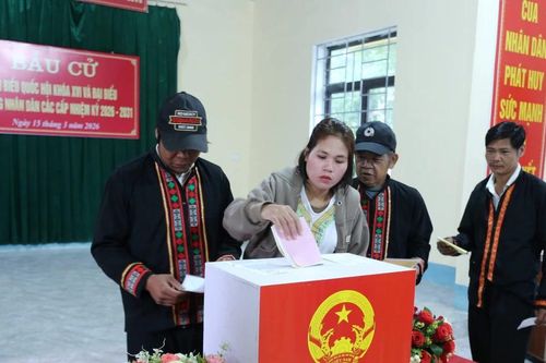 Dùng xe chuyên dụng hỗ trợ cử tri dân tộc Chứt đi bỏ phiếu