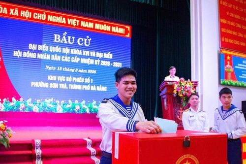 Cán bộ, chiến sĩ Vùng 3 Hải quân tham gia Ngày hội non sông