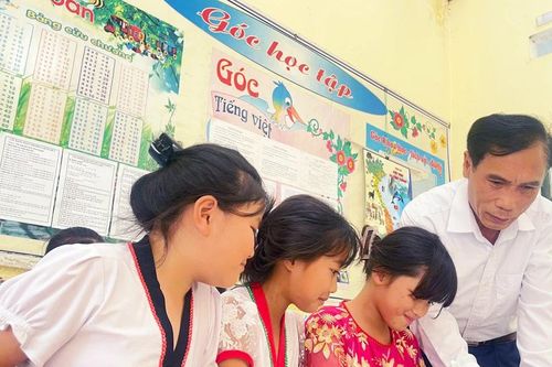 30 năm bám bản xây trường: Một đời gắn với học trò vùng biên