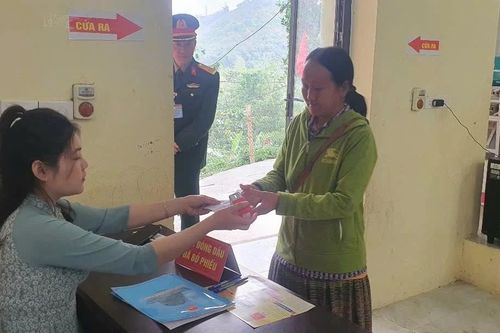 Đồng bào người Mông ở Thanh Hóa đi bỏ phiếu từ 4h sáng