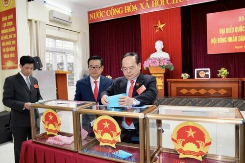 Bí thư Tỉnh ủy Quảng Ninh bỏ phiếu cùng cử tri Hạ Long