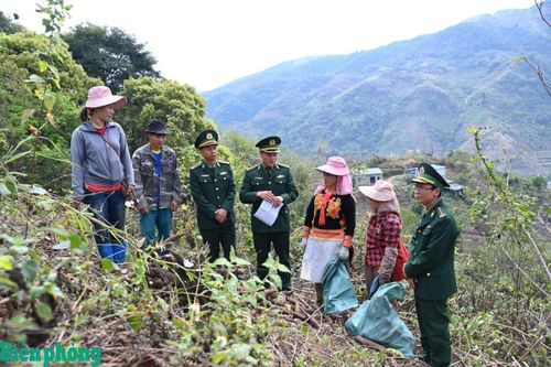 Đưa thông tin bầu cử đến từng bản làng biên giới