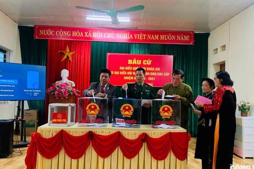 Cử tri Cao Bằng nô nức đi bầu cử, gửi trọn niềm tin qua từng lá phiếu