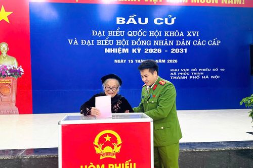 Khoảnh khắc đẹp: Công an Thủ đô dìu cử tri cao tuổi đi bỏ phiếu