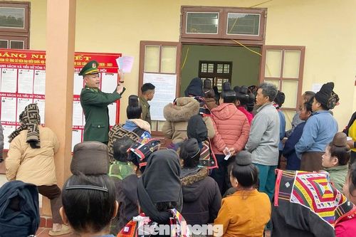 Hình ảnh đồng bào dân tộc thiểu số cùng bộ đội Biên phòng bỏ phiếu tại khu vực biên giới