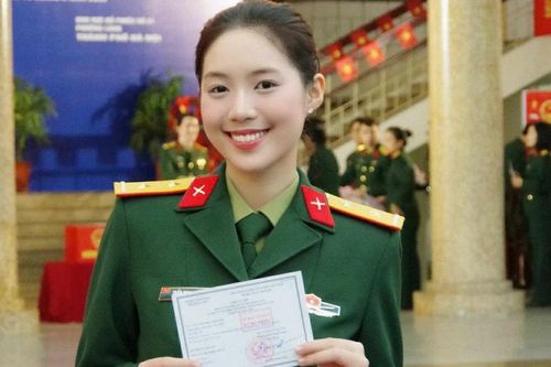 Á hậu Châu Anh mặc quân phục đi bầu cử