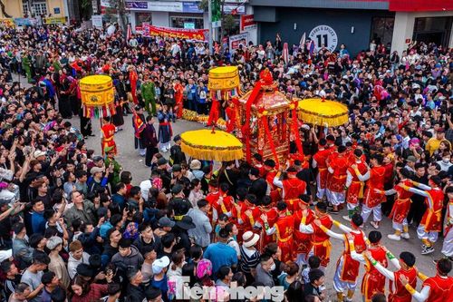 Dòng người đông nghịt xem lễ hội lớn nhất Lạng Sơn