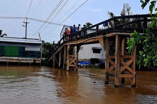 Truy tìm người đàn ông bỏ lại xe máy rồi nhảy cầu tại Đồng Tháp