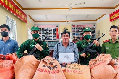 Bắt quả tang người đàn ông vận chuyển gần 100kg thuốc nổ lên tàu cá