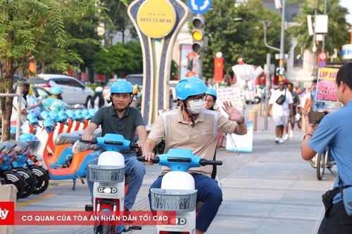 Người dân TP.HCM hào hứng trải nghiệm xe đạp điện công cộng