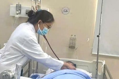 Không người thân, người phụ nữ bán vé số nguy kịch cần cộng đồng giúp đỡ
