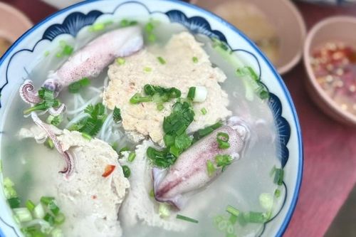 Chủ quán bún tên lạ ở Phú Quốc tiết lộ bí quyết 'chan nước sôi' vẫn ngon