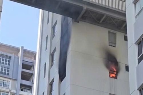 Cháy lớn tại căn hộ chung cư ở TPHCM, hàng trăm cư dân hoảng loạn tháo chạy