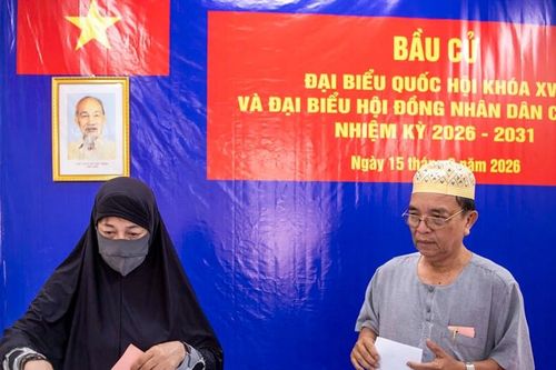 Cử tri người Chăm theo đạo Hồi ở TPHCM đi bầu cử từ sớm trong tháng Ramadan