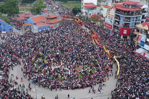 Biển người chen chân xem rước kiệu tại lễ hội Kỳ Cùng – Tả Phủ