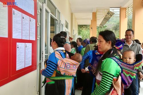 Bầu cử ở vùng cao, biên giới phía Tây xứ Thanh: Địu con đi bỏ phiếu