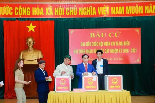 Chủ tịch UBND tỉnh Nghệ An Võ Trọng Hải bỏ phiếu bầu cử tại xóm Sen 2, xã Kim Liên