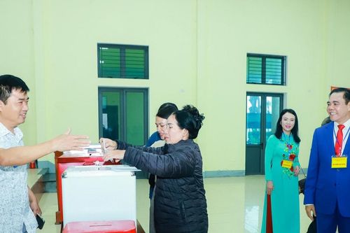 Chủ tịch UBND tỉnh Nghệ An Võ Trọng Hải kiểm tra công tác bầu cử tại các xã Kim Liên và Đại Huệ