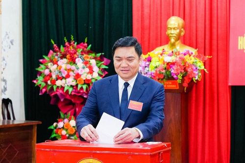 Phó Bí thư Thường trực Tỉnh ủy Hoàng Nghĩa Hiếu tham gia bầu cử tại khu vực bầu cử số 8, phường Vinh Phú