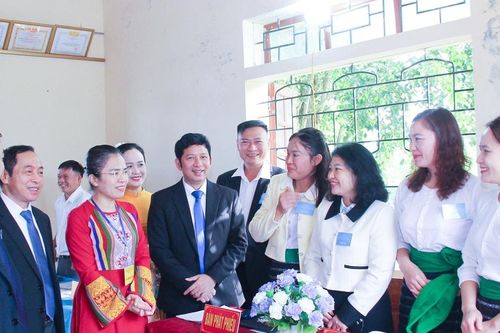 Đồng chí Võ Thị Minh Sinh kiểm tra công tác bầu cử tại một số địa phương
