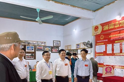 Trưởng Ban Tuyên giáo và Dân vận Tỉnh ủy Ngọc Kim Nam kiểm tra công tác bầu cử tại một số địa phương