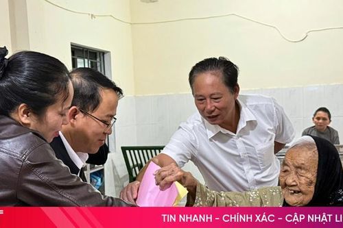 Mang hòm phiếu đến với những cử tri đặc biệt