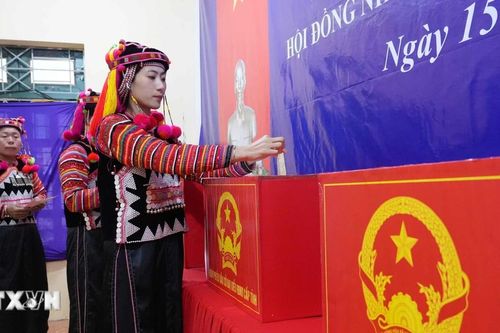 Đồng bào các dân tộc nơi cực Tây Tổ quốc nô nức đến điểm bỏ phiếu