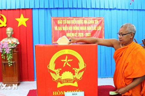 Cử tri Vĩnh Long, Tây Ninh phấn khởi tham gia ngày hội bầu cử của toàn dân