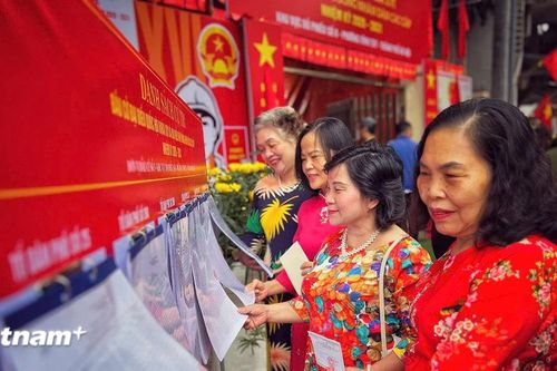 Rực rỡ sắc màu cử tri Thủ đô đi bỏ phiếu trong 'ngày hội non sông'
