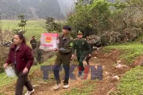 Cao Bằng mang hòm phiếu cơ động lên núi đá cheo leo