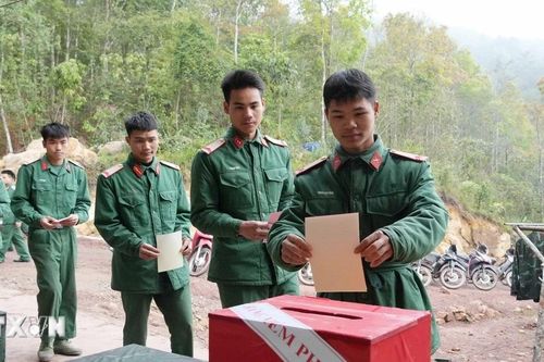 Xúc động lá phiếu đầu đời dưới lá cờ Tổ quốc nơi biên giới cực Tây
