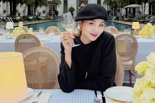 Hé lộ cuộc sống trong biệt thự bề thế rộng 1.000m2 của siêu mẫu sở hữu đôi chân dài cực phẩm