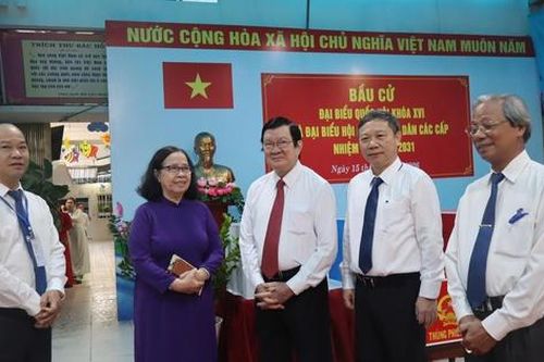 Nguyên Chủ tịch nước Trương Tấn Sang cùng lãnh đạo và cử tri của Tp.HCM đi bầu cử