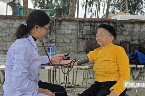 Cử tri lớn tuổi được kiểm tra sức khỏe và hỗ trợ đọc lý lịch ứng cử viên khi đi bầu cử