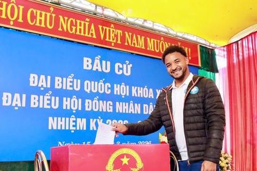 Cầu thủ Xuân Son, Hoàng Hên lần đầu tiên đi bầu cử