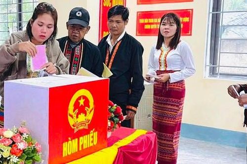 Hà Tĩnh: Dùng xe chuyên dụng hỗ trợ cử tri dân tộc Chứt đi bỏ phiếu