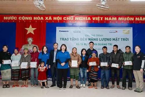 Quảng Trị: Trao tặng 510 đèn năng lượng mặt trời cho xã Tà Rụt và Hướng Lập
