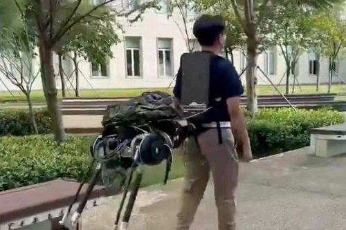 Mẫu robot kỳ lạ biến người thành 'nhân mã', tăng khả năng mang vác trên địa hình khó