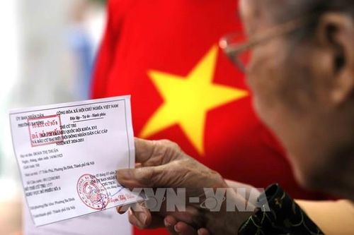 Cụ bà 101 tuổi ở Hà Nội tự tay bầu cử