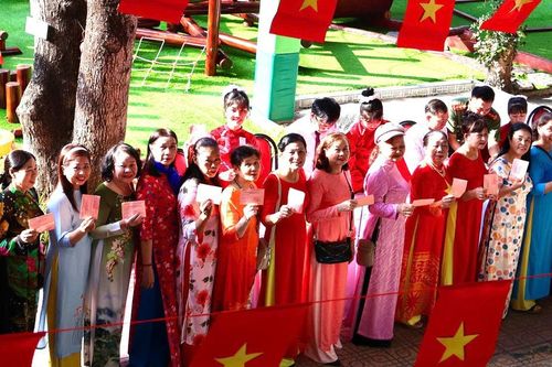 Phụ nữ TPHCM duyên dáng áo dài trong ngày bầu cử