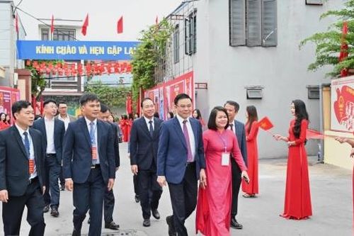 Chùm ảnh: Quyền Bộ trưởng Lê Mạnh Hùng cùng cử tri tại Khu vực bỏ phiếu số 3 TP. Hải Phòng