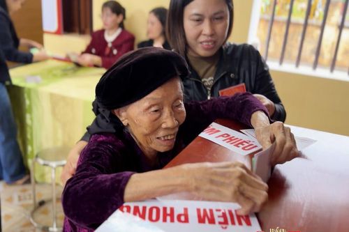 Hưng Yên: Cử tri xã Đồng Bằng phấn khởi đi bỏ phiếu