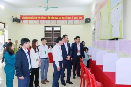 Phó Bí thư Tỉnh ủy, Chủ tịch Ủy ban MTTQ tỉnh Trịnh Tuấn Sinh kiểm tra các khu vực bỏ phiếu bầu cử
