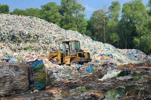 Hàng loạt bãi rác quá tải, Quảng Trị gấp rút tìm giải pháp xử lý