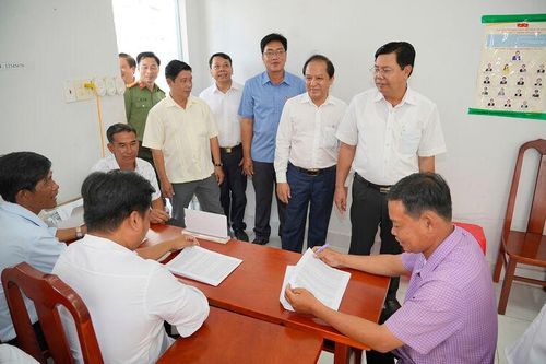 Bí thư Tỉnh ủy An Giang Nguyễn Tiến Hải kiểm tra công tác bầu cử tại các xã
